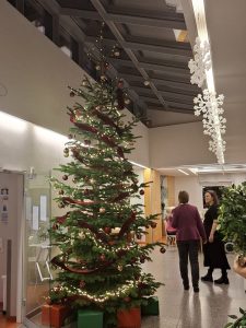 Weihnachtsbaum in festlich dekoriertem Raum