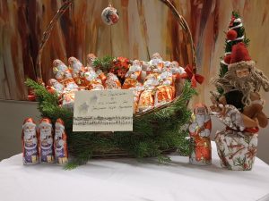 Weihnachtskorb mit Schoko-Nikoläusen und Deko