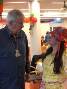 Zwei Menschen unterhalten sich auf einer Party mit Dekoration.