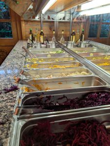 Salatbar mit verschiedenen frischen Zutaten im Buffet