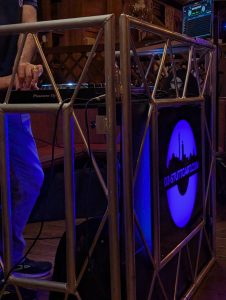 DJ legt in beleuchtetem Club auf