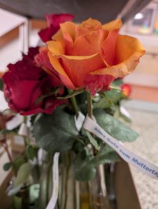 Orange und rote Rosen im Blumenstrauß