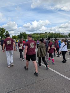 Gruppe bei organisiertem Spaziergang mit QR-Shirts