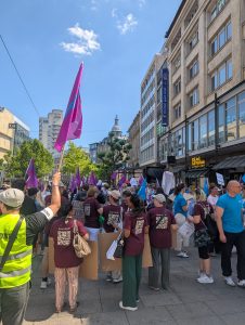 Demonstration mit lila Fahnen in Innenstadt