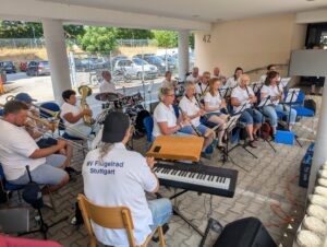 Blasorchester spielt unter einer Brücke in Stuttgart